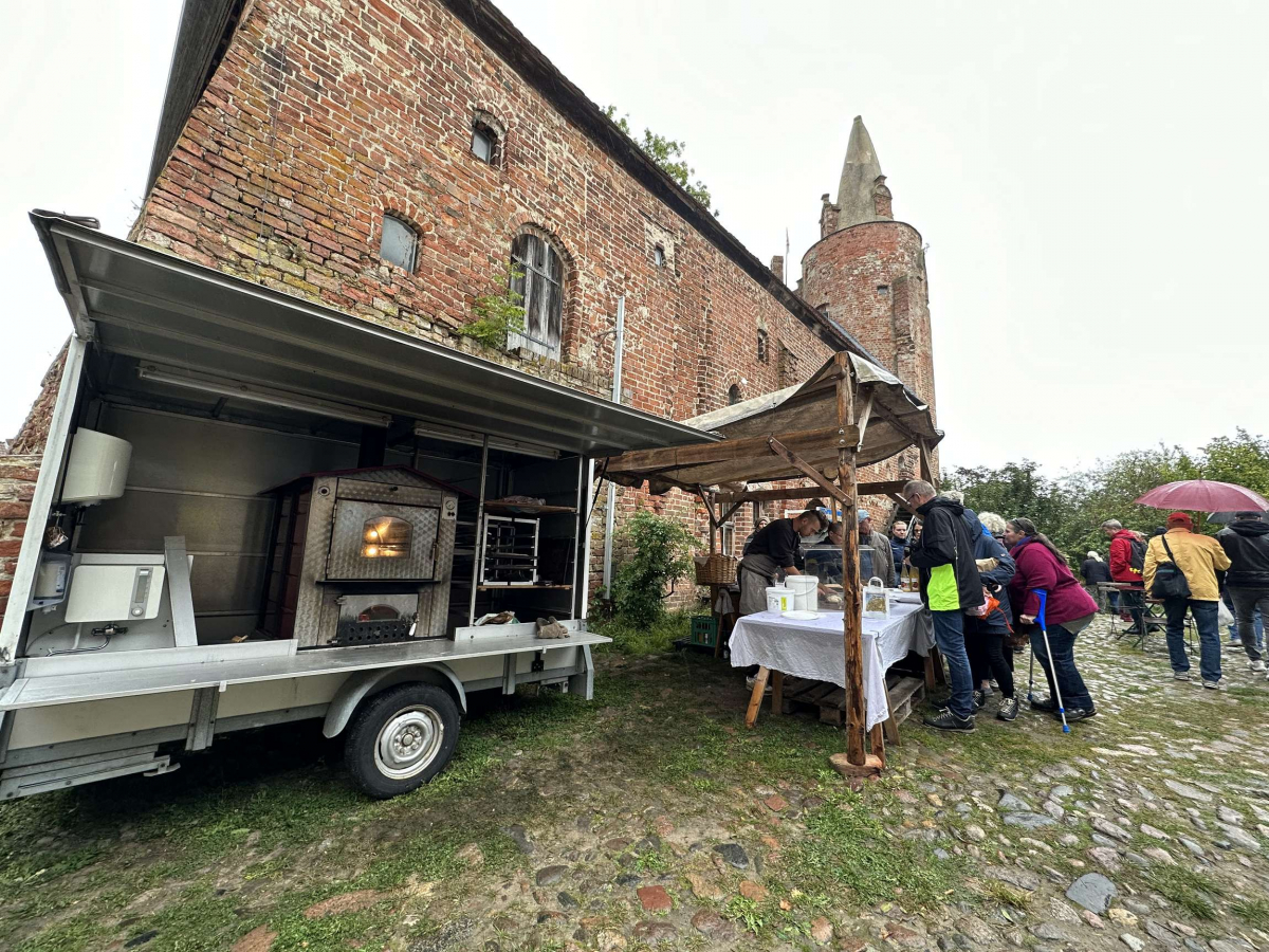 Verkaufsstand vor Kirche