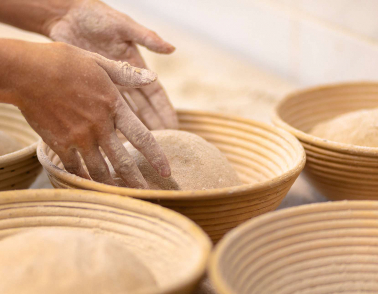 Hände formen Teig in Schalen