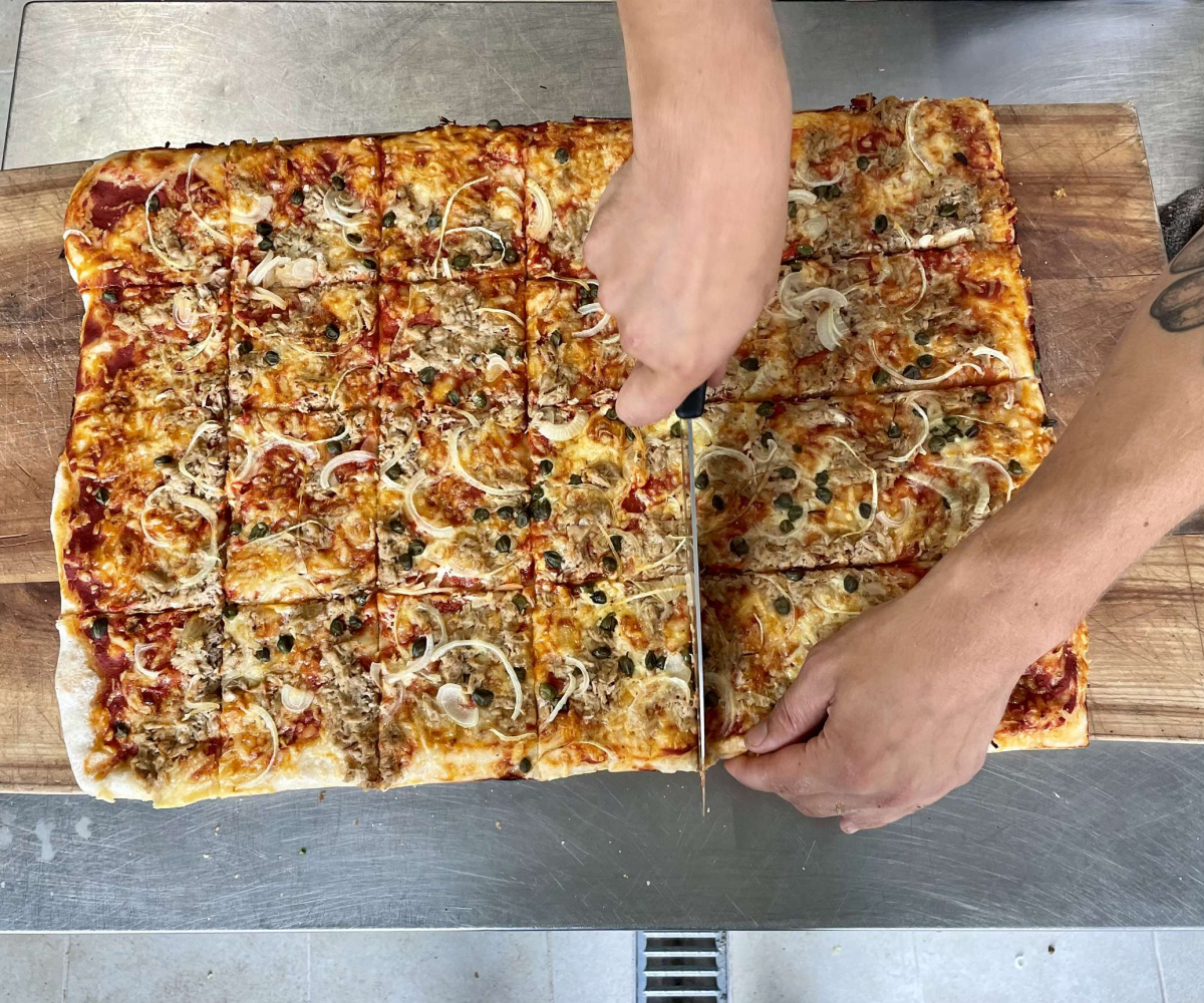 Pizzablech wird geschnitten