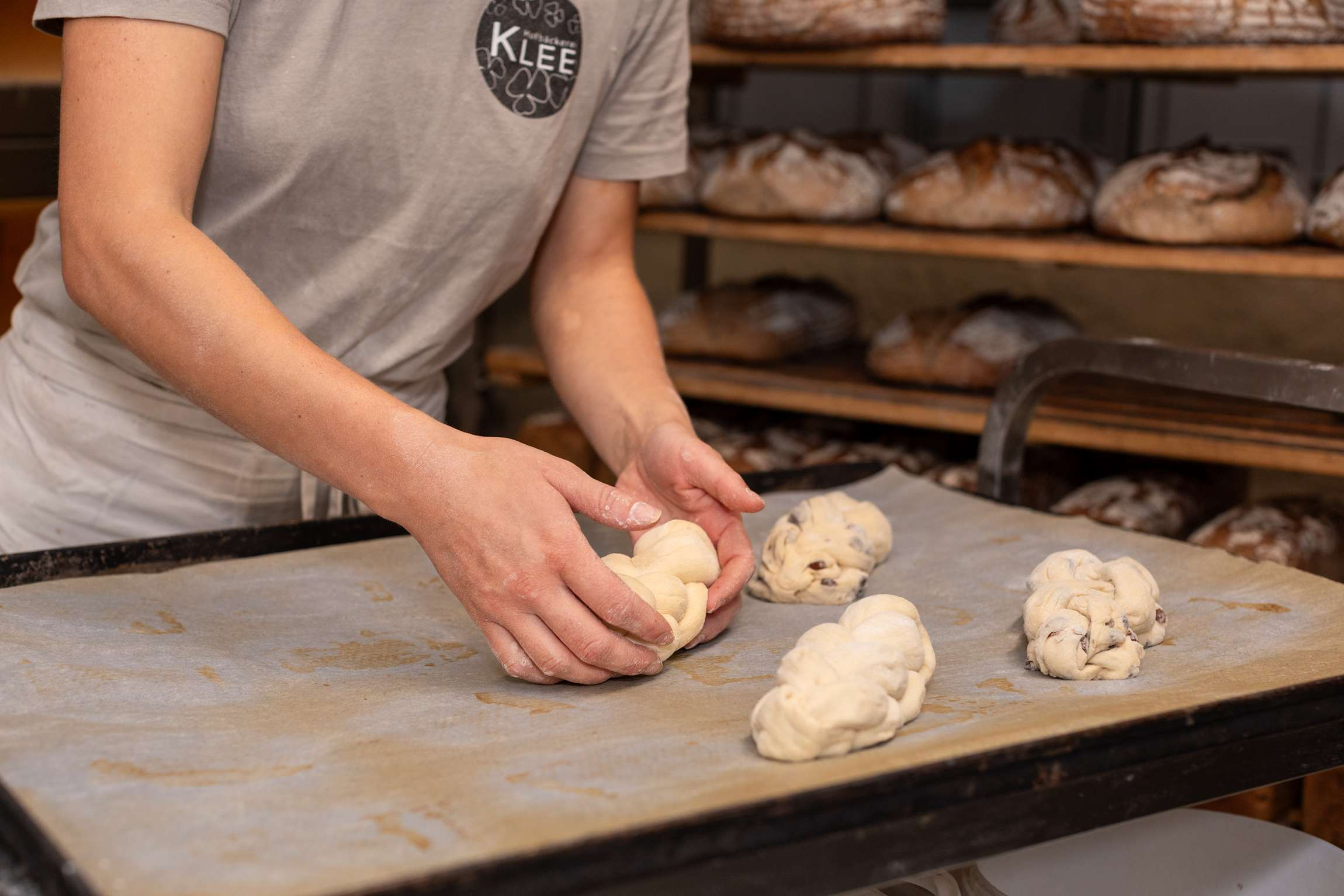 Teig zu Brötchen formen